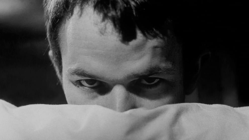 ポケットの中の握り拳の画像