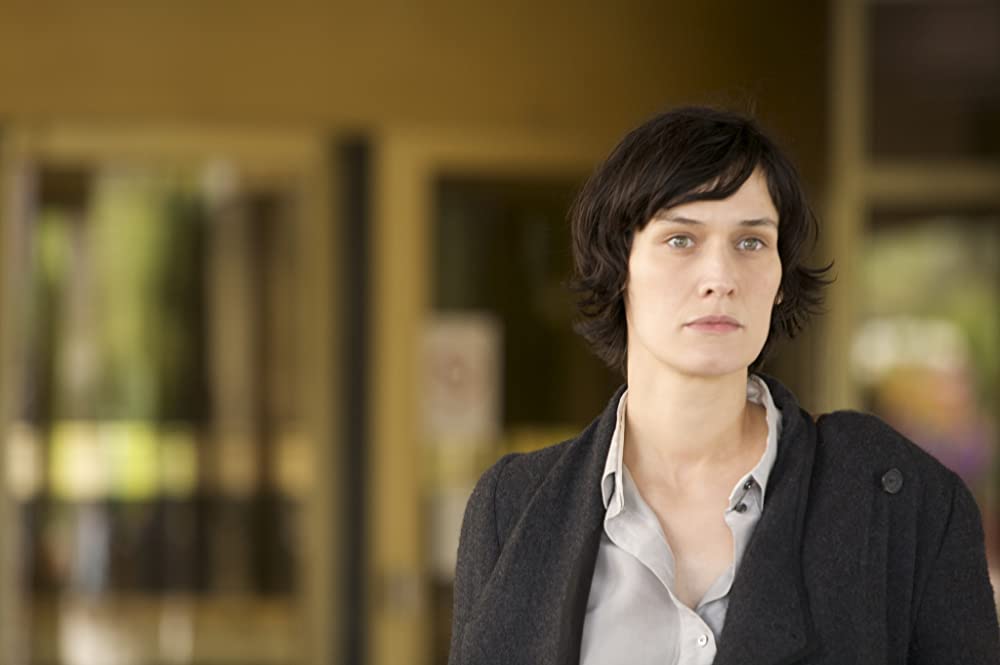 黒いスーツを着た男の画像