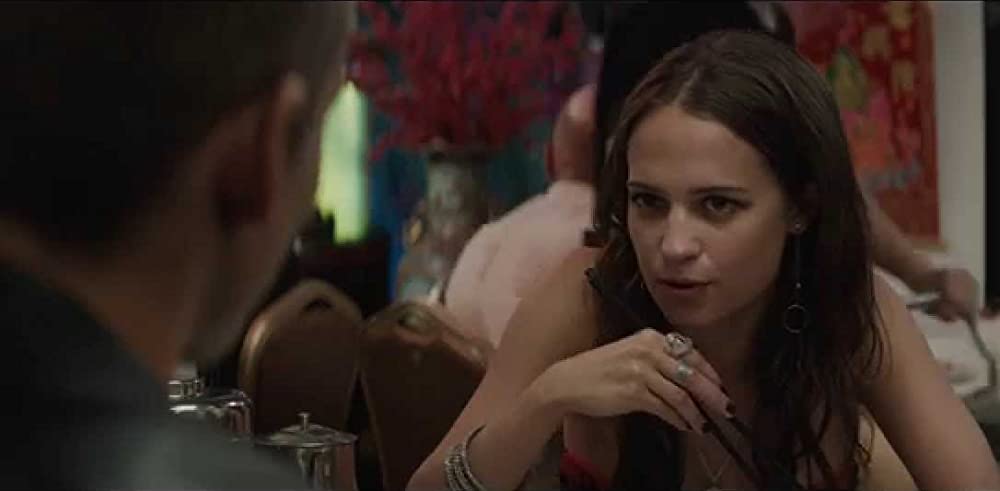 「ガンズ＆ゴールド」アリシア・ビカンダー & ブレントン・スウェイツの画像