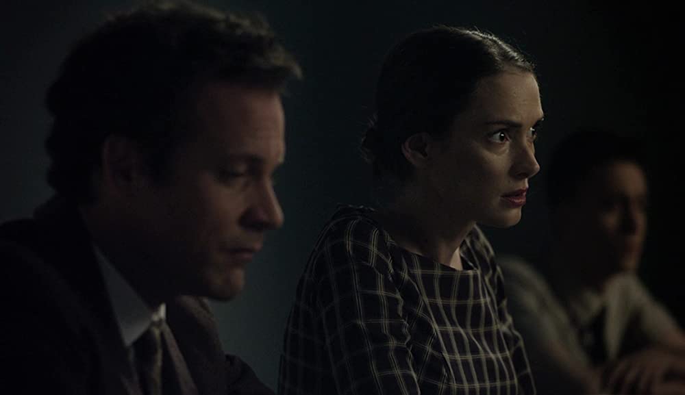 「アイヒマンの後継者 ミルグラム博士の恐るべき告発」ウィノナ・ライダー & ピーター・サースガードの画像