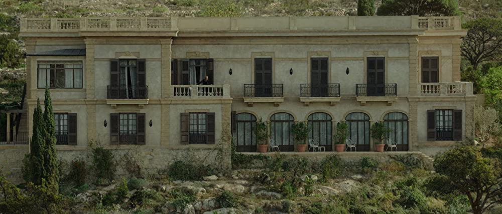 白い帽子の女の画像