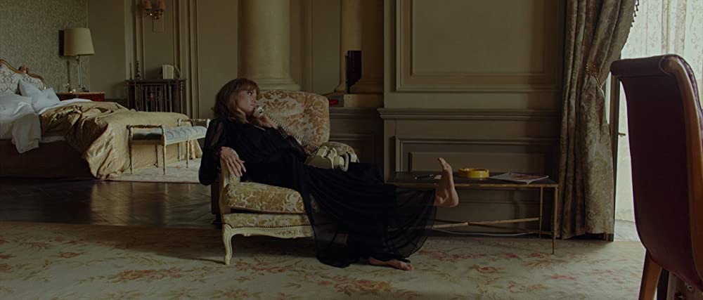 白い帽子の女の画像