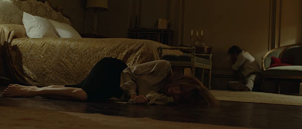 白い帽子の女の画像