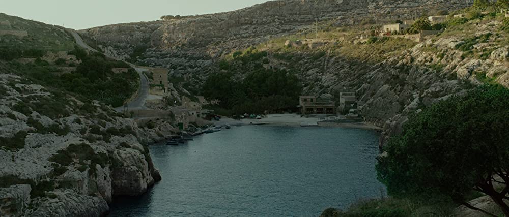 白い帽子の女の画像