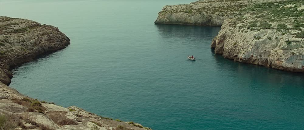 白い帽子の女の画像