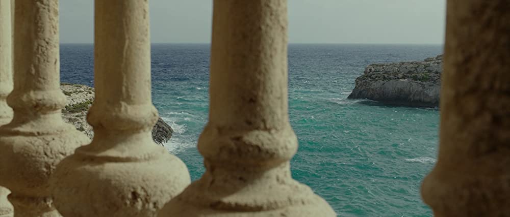 白い帽子の女の画像