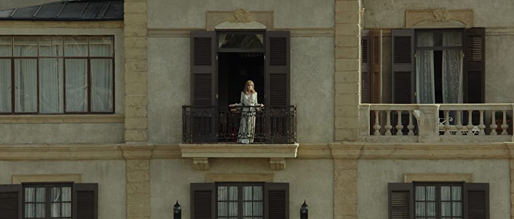 白い帽子の女の画像