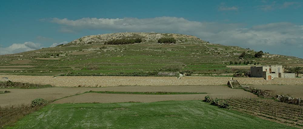 白い帽子の女の画像