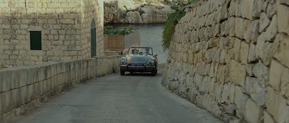 白い帽子の女の画像