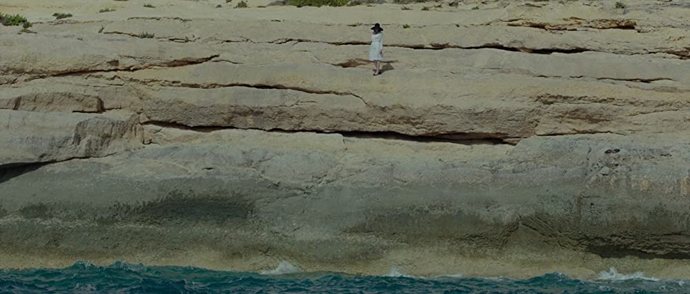 白い帽子の女の画像