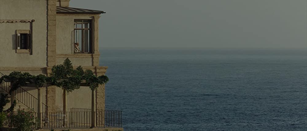 白い帽子の女の画像