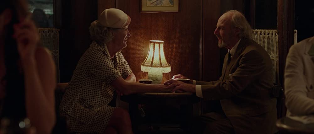 白い帽子の女の画像