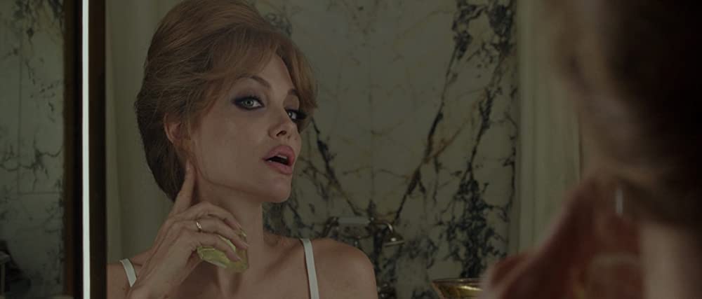 白い帽子の女の画像