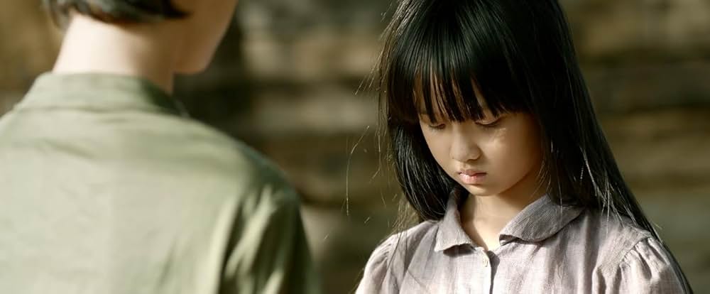 草原に黄色い花を見つけるの画像