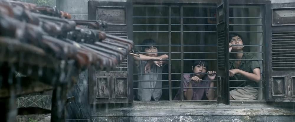 草原に黄色い花を見つけるの画像