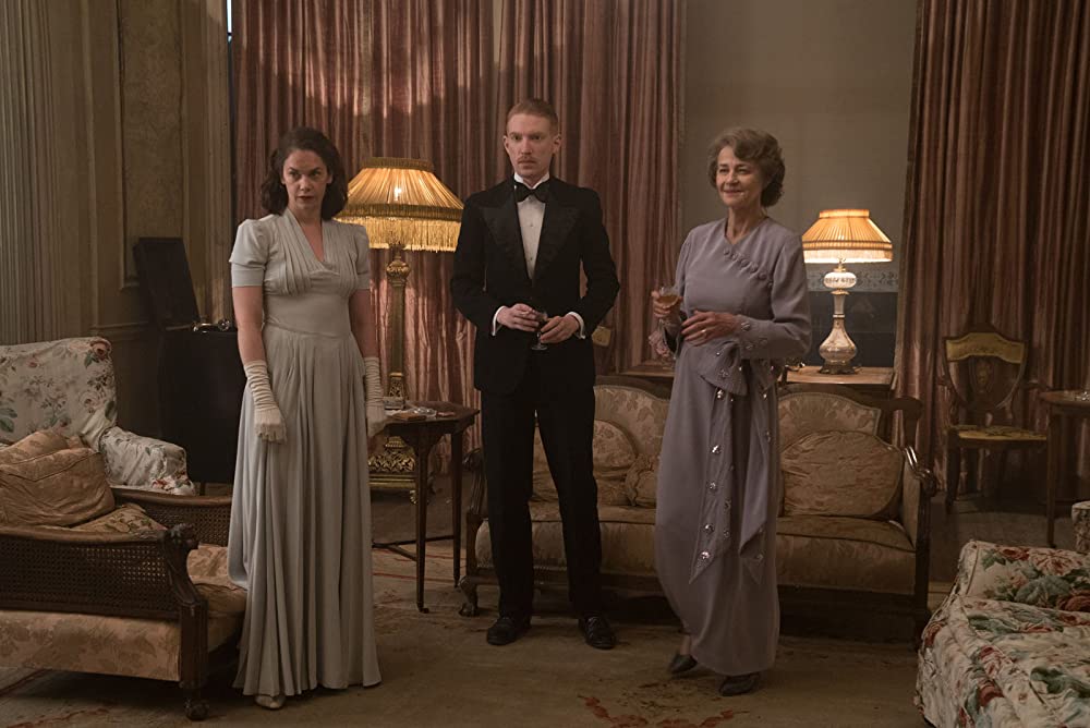 「ザ・リトル・ストレンジャー」シャーロット・ランプリング & ドーナル・グリーソン & ルース・ウィルソンの画像