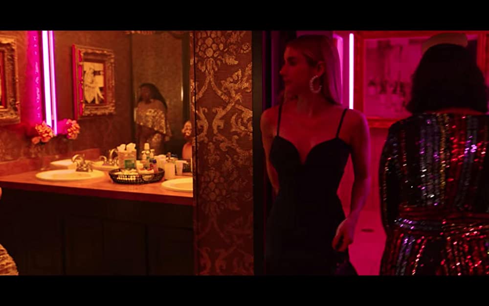 「ホリデーオンリー: とりあえずボッチ回避法?」エマ・ロバーツの画像