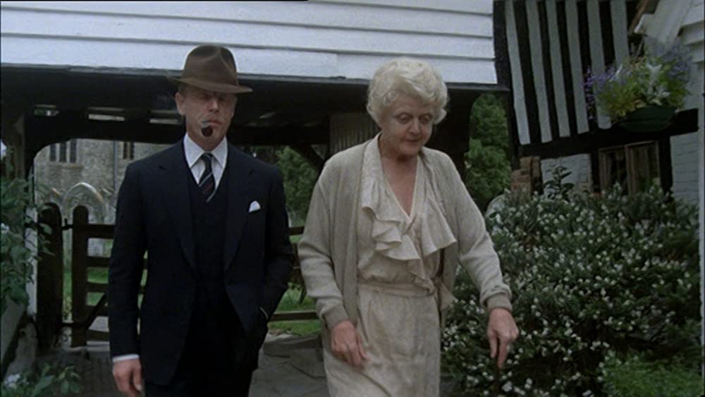 「クリスタル殺人事件」アンジェラ・ランズベリー & エドワード・フォックスの画像