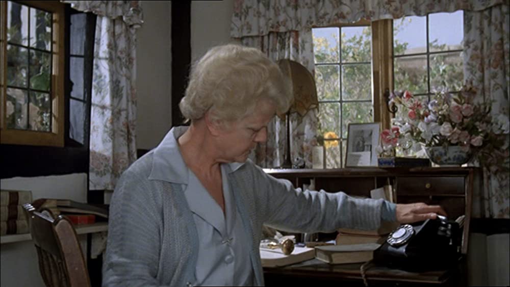 「クリスタル殺人事件」アンジェラ・ランズベリーの画像