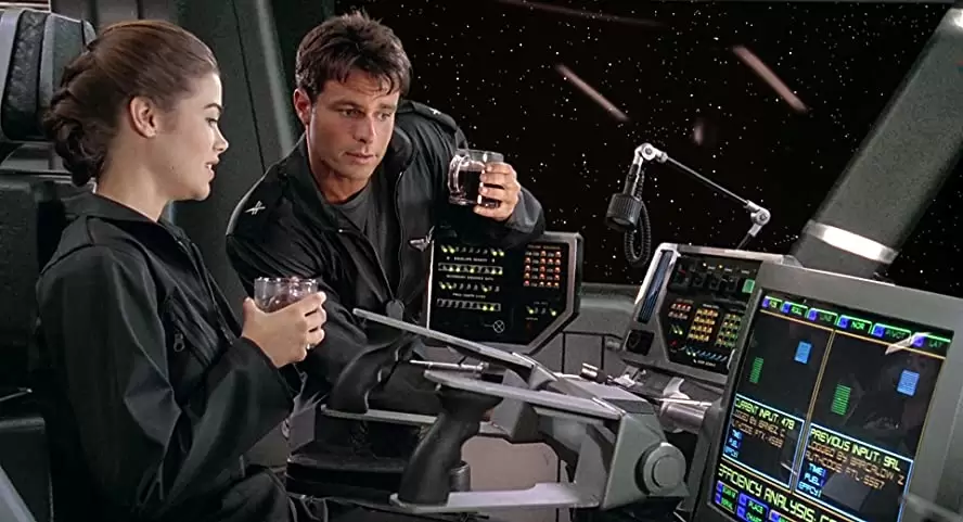 「スターシップ・トゥルーパーズ」デニース・リチャーズ & パトリック・マルドゥーンの画像