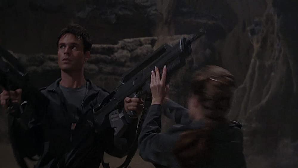 「スターシップ・トゥルーパーズ」デニース・リチャーズ & パトリック・マルドゥーンの画像