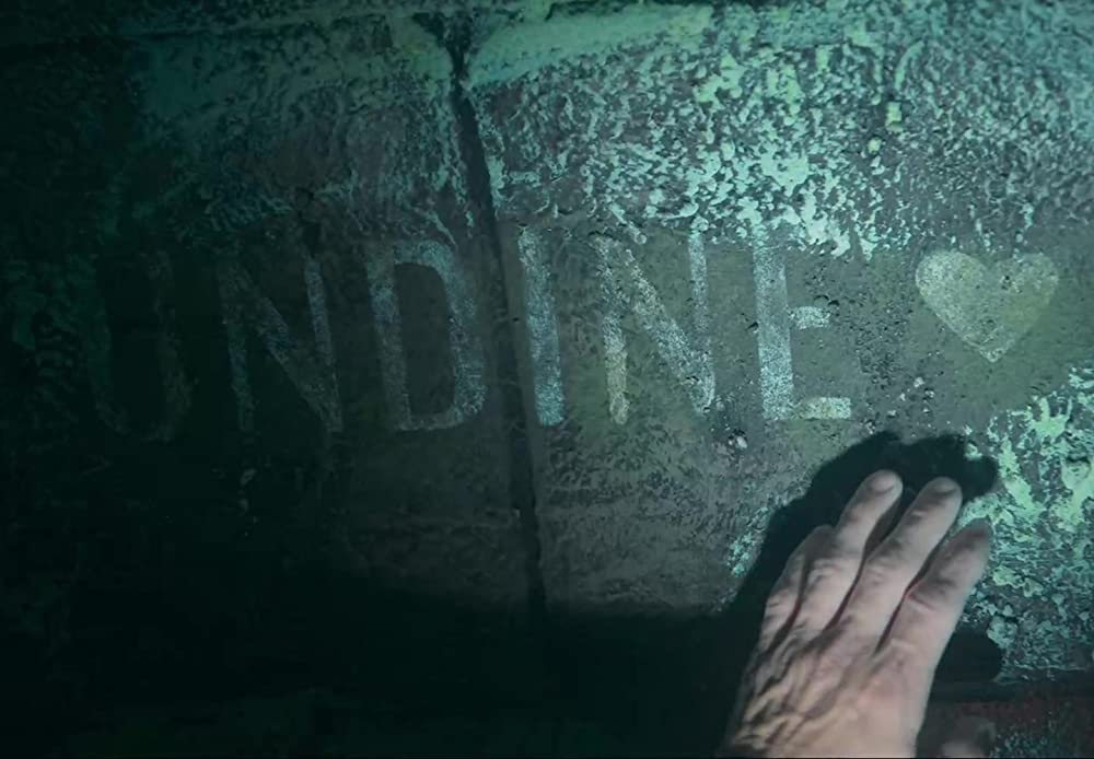 水を抱く女の画像