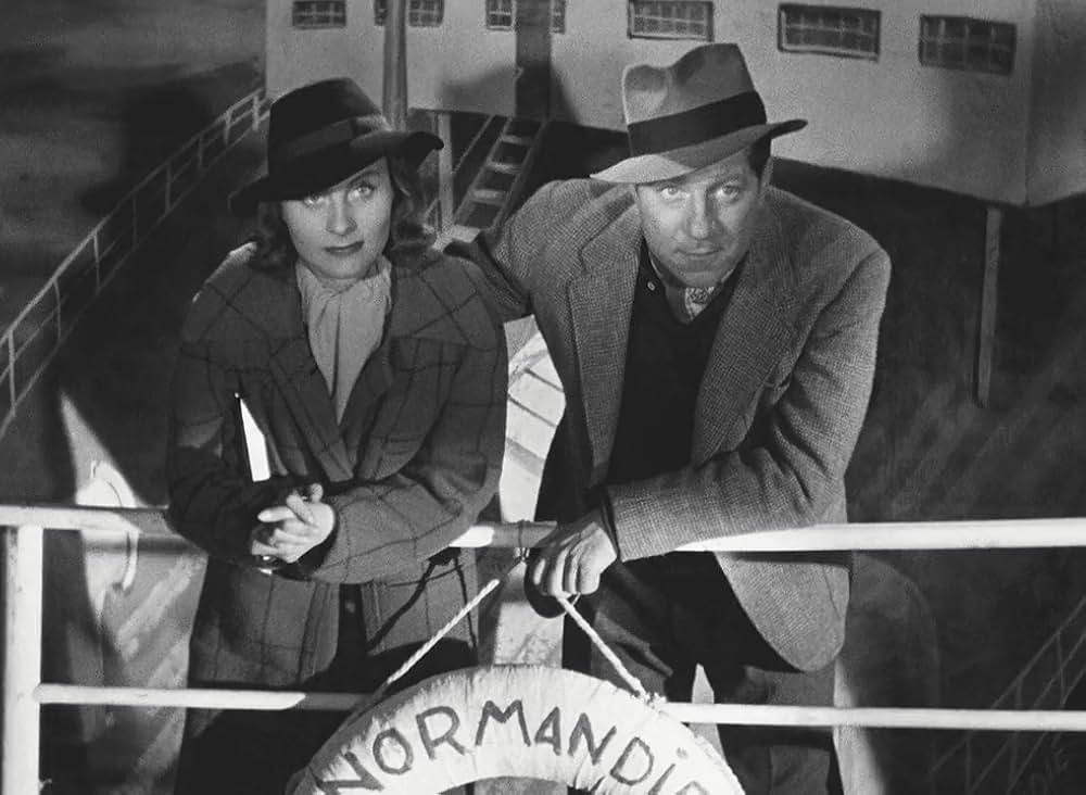 霧の波止場の画像