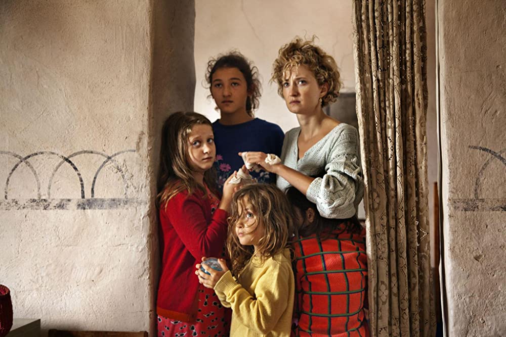 夏をゆく人々の画像