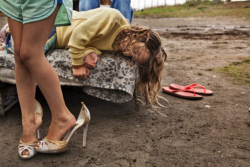 夏をゆく人々の画像