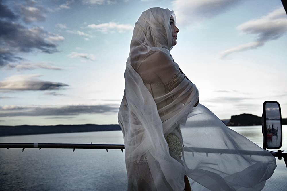 夏をゆく人々の画像