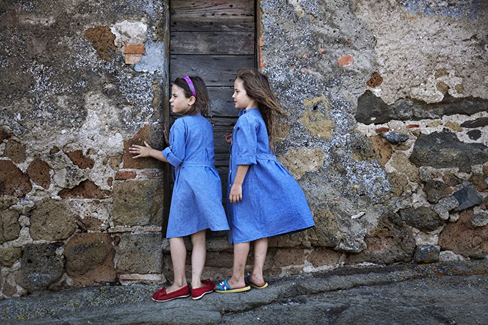 夏をゆく人々の画像