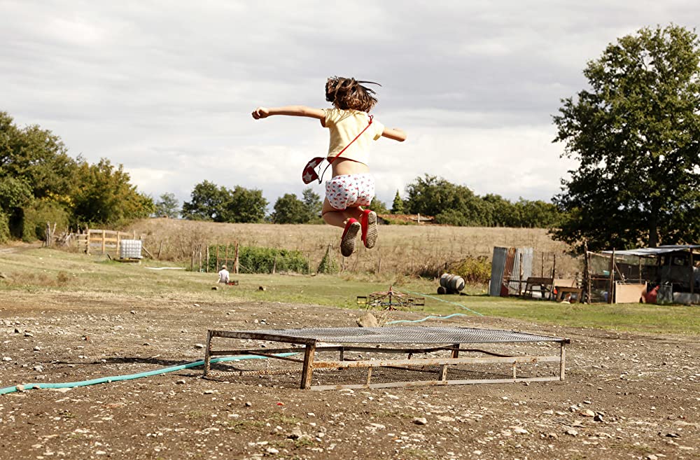 夏をゆく人々の画像