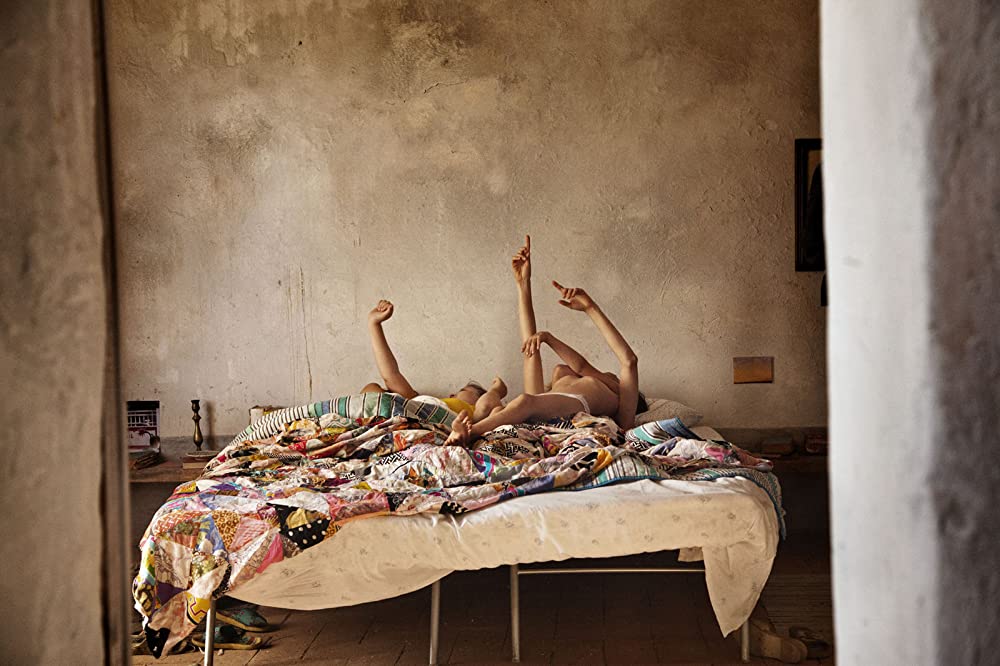 夏をゆく人々の画像