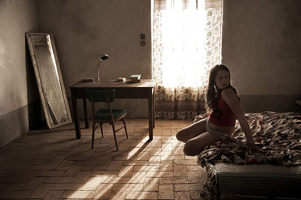 夏をゆく人々の画像