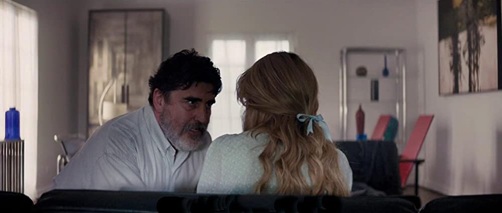 「プロミシング・ヤング・ウーマン」アルフレッド・モリーナ & キャリー・マリガンの画像