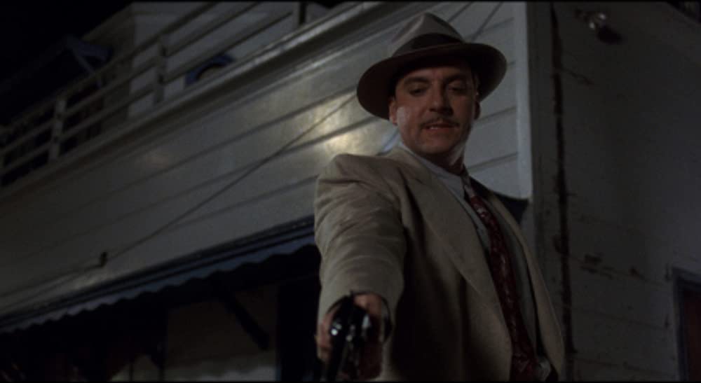 青いドレスの女の画像