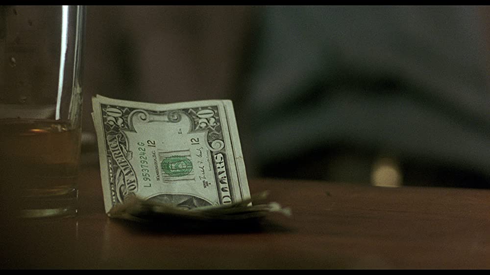 青いドレスの女の画像