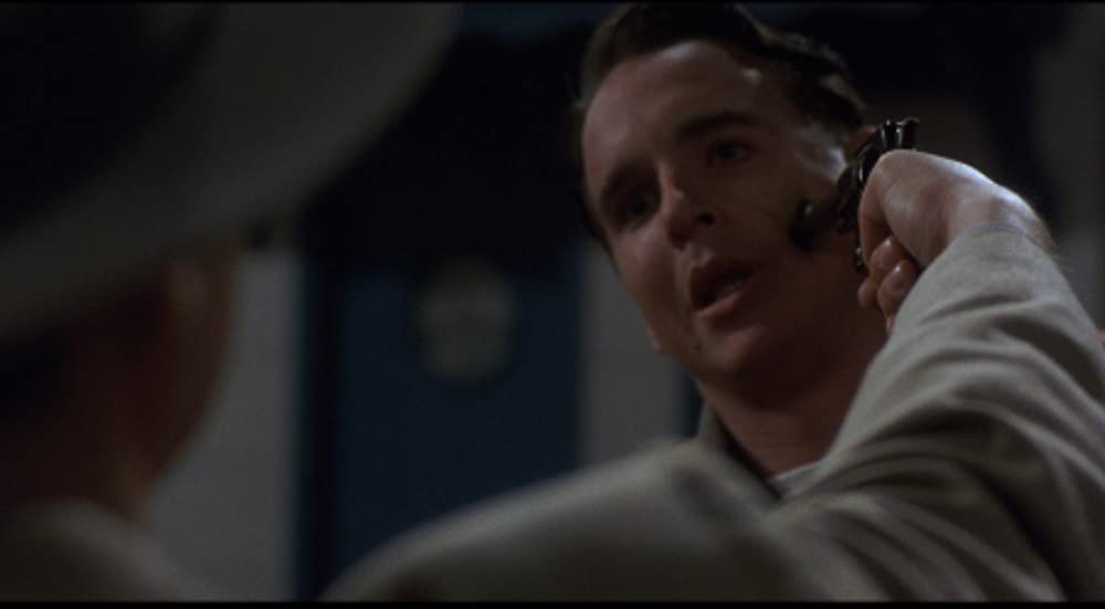 青いドレスの女の画像