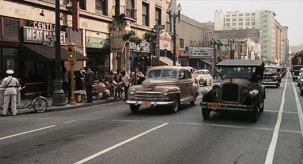 青いドレスの女の画像