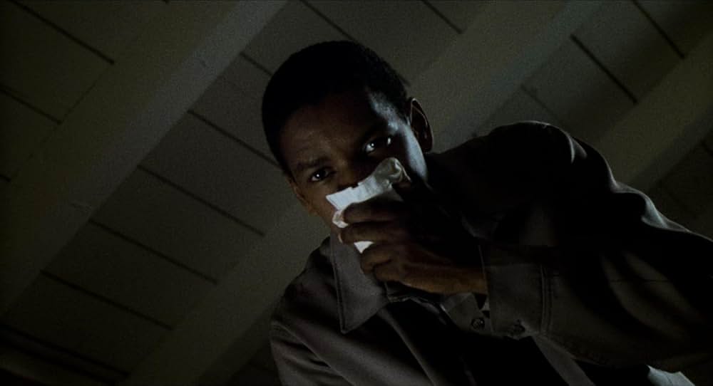 青いドレスの女の画像