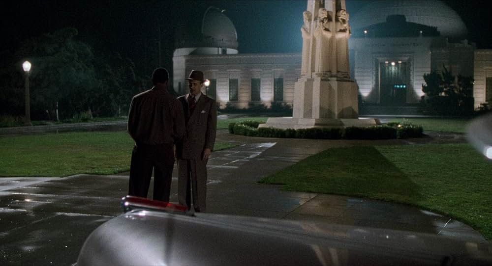 青いドレスの女の画像