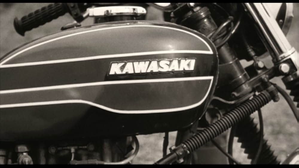 彼のオートバイ、彼女の島の画像