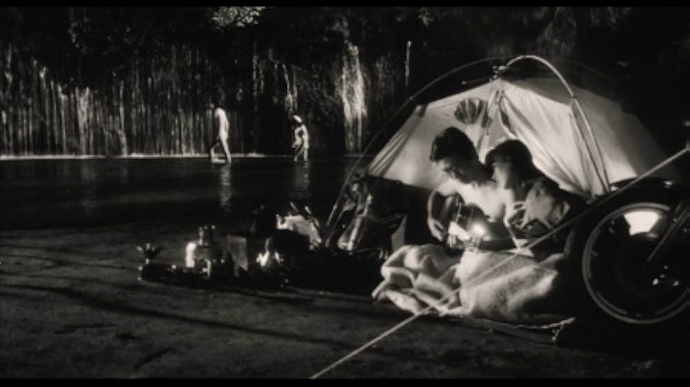 彼のオートバイ、彼女の島の画像