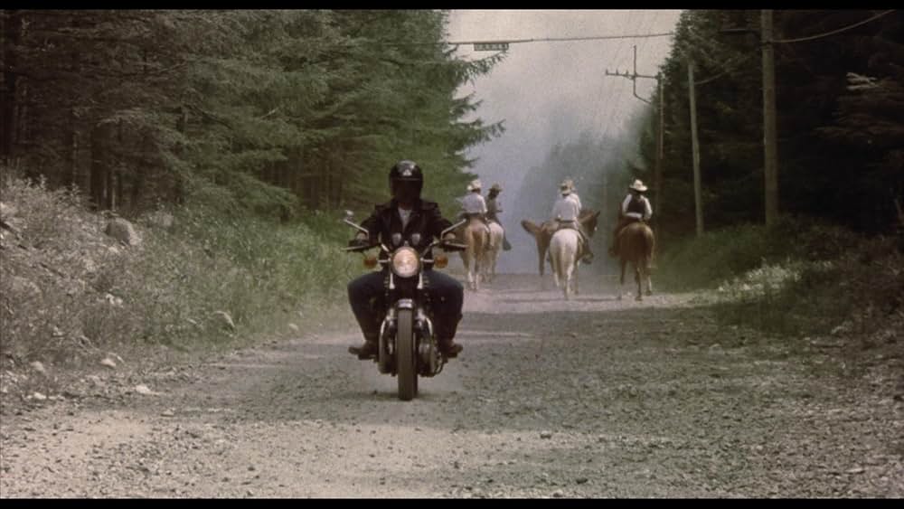 彼のオートバイ、彼女の島の画像