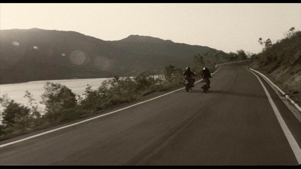 彼のオートバイ、彼女の島の画像