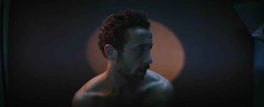 皮膚を売った男の画像