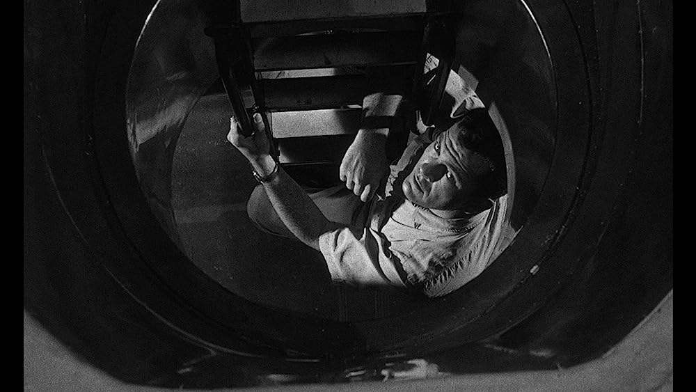 深く静かに潜航せよの画像