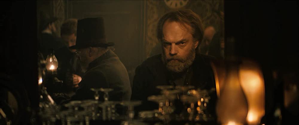 「リベンジャー・スクワッド 宿命の荒野」ヒューゴ・ウィービングの画像