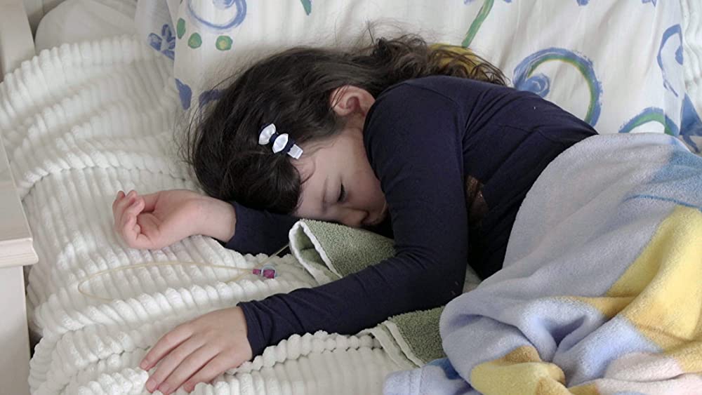 眠りに生きる子供たちの画像