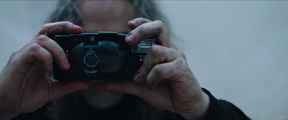 「イン・ジ・アース」リース・シェアスミスの画像